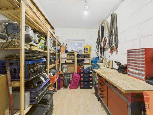 mit Abstellmöglichkeiten