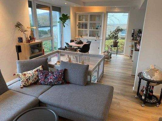 Wohnzimmer mit Blick zur Küche 