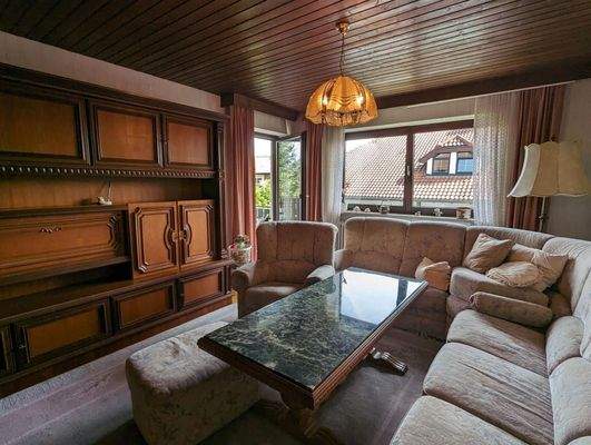 Wohnzimmer mit Balkonzugang