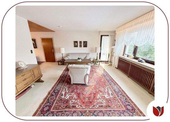 Zugang vom Wohnzimmer zum geräumigen Balkon