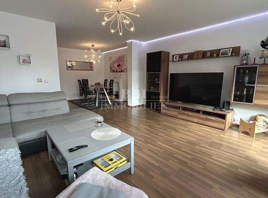 Wohnzimmer mit offenem Essbereich