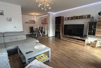 Wohnzimmer mit offenem Essbereich