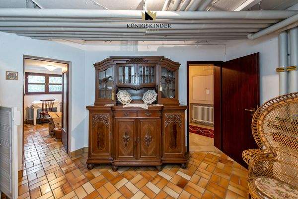 ...mit geräumigem Flur...