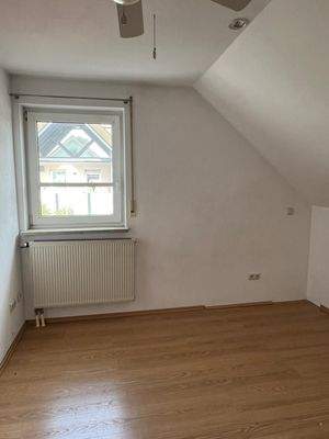 Helles Schlafzimmer mit Fenster