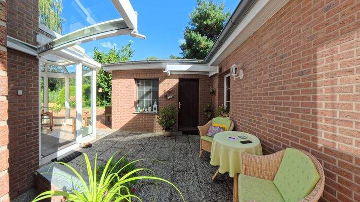 Eingang zum Nebengebäude