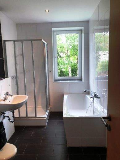 Sehr schöne 2 Raum Wohnung EG mit Balkon, Bad mit Dusche und Wanne ab sofort in Zwickau zu vermieten - Photo 3