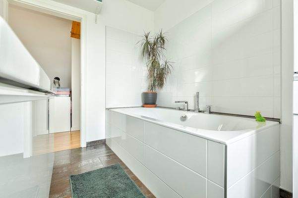 Wannenbad mit Fenster, 2. Ebene