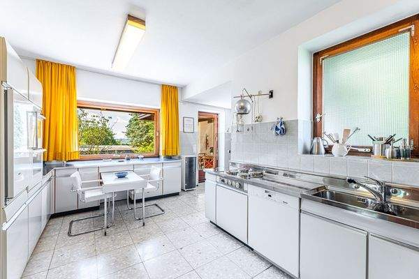 Küche mit Speisekammer und Zugang zur überdachten Terrasse - OG