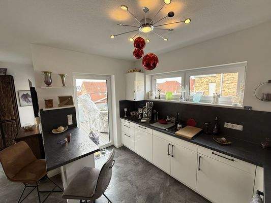 Offene Küche mit Zugang zum Balkon OG