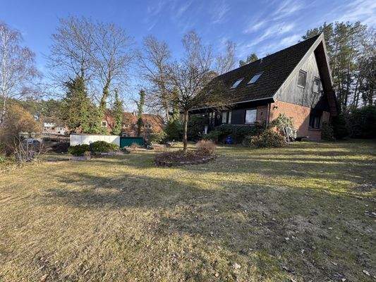 Seitenansicht vom Vorgarten