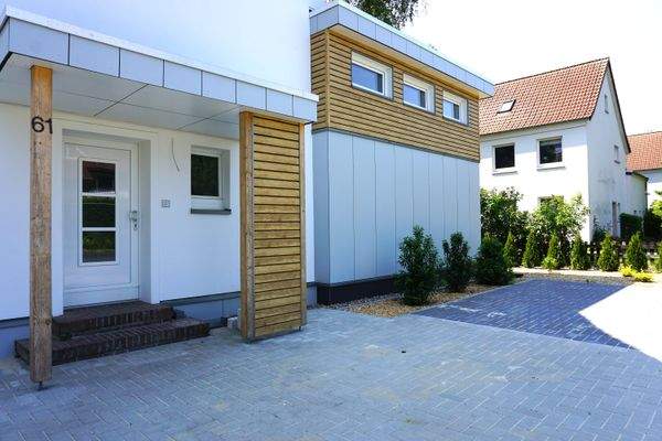 Eingang mit Parkplatz