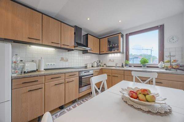 mit Esstisch für die Familie