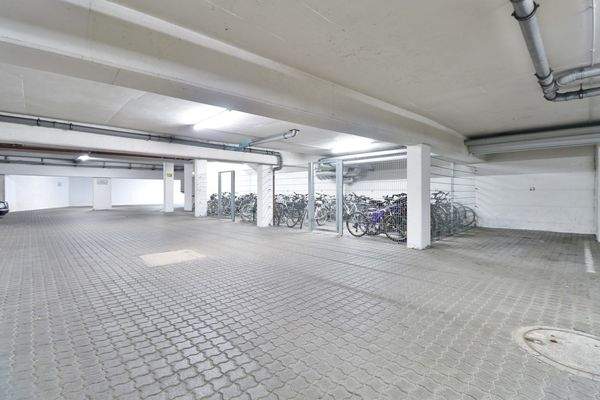 Tiefgarage - Blick Fahrradkeller.JPG