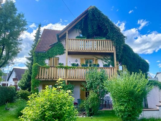 Hausansicht mit Balkon und Terrasse