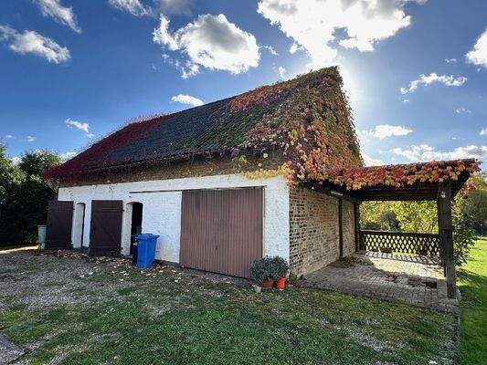 große Scheune mit Carport