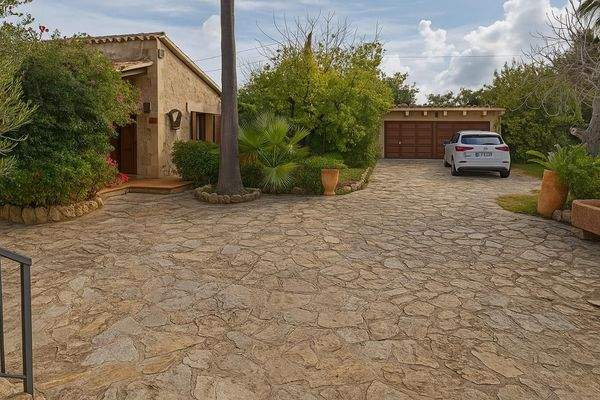 Garage und Stellplätze