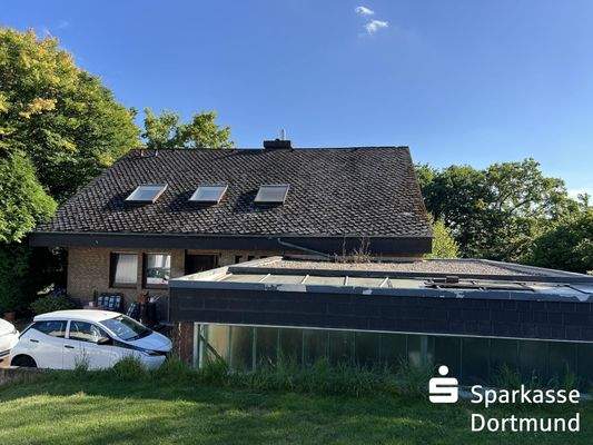 Vorderansicht mit Garagen