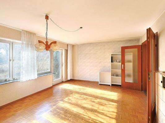 Schönes, helles Wohnzimmer mit Terrassenzugang