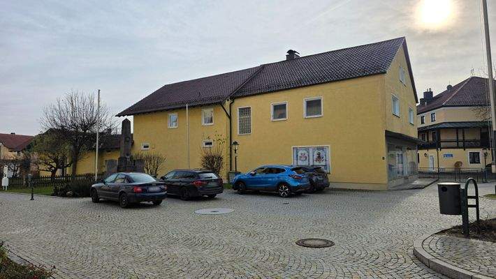 Außenbereich mit Stellplätzen