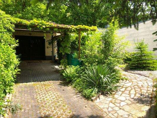Carport mit Hauptgarage ca. 30 m² groß