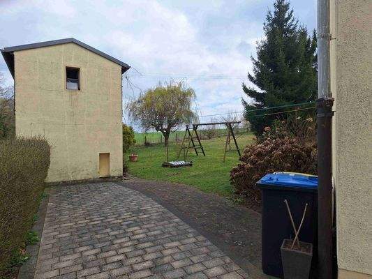 Weg zum Nebengebäude