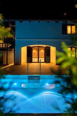 Beleuchteter Außenpool