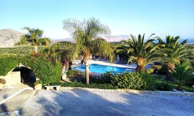 Kreta, Kournas: Luxuriöse Steinvilla mit Meer- und Bergblick