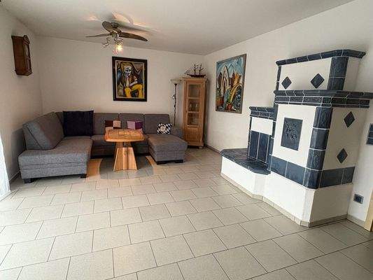 geräumiges Wohnzimmer mit Kachelofen