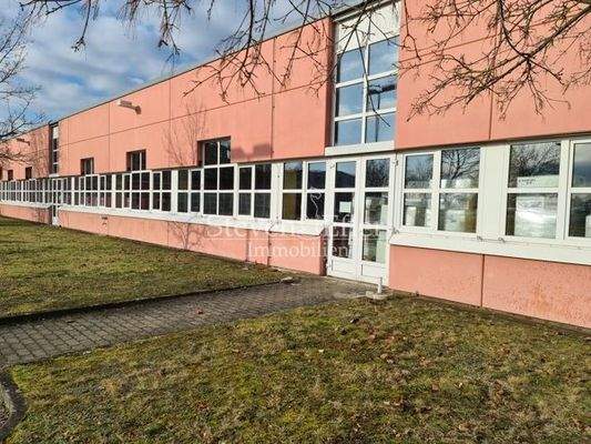 großzügige Lichtbänder an der Warmhalle