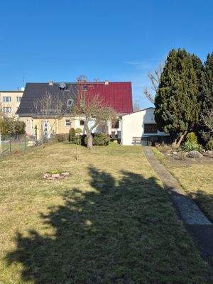 Garten mit Rückansicht Haus