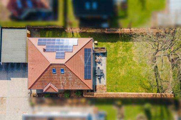 Vogelperspektive über dem Haus / Grundstück