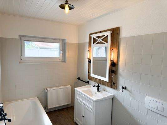 EG: Vollbad mit Fenster