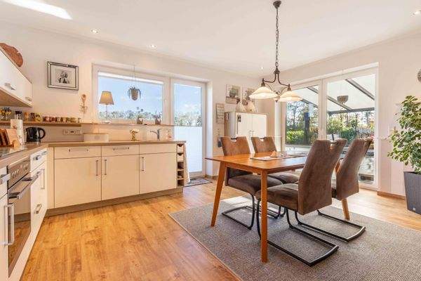 Küche mit Aussicht auf die Felder und Zugang zur Terrasse