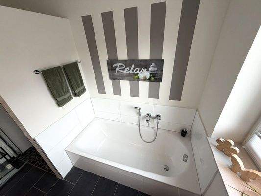 Relax im Bad mit eingelassener Wanne