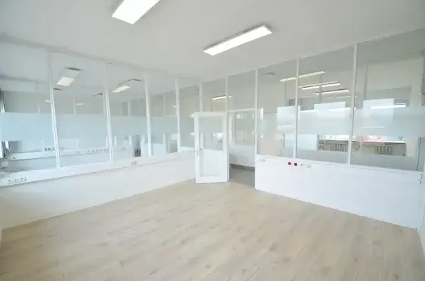 Büro mit Glastrennwänden