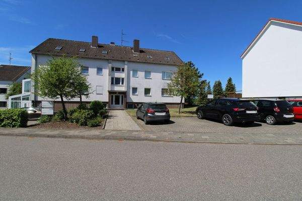 Stellplätze vor dem Haus