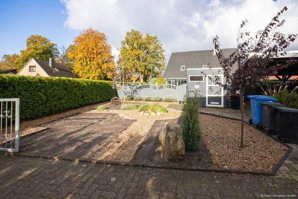 Außenfläche mit Geräteschuppen