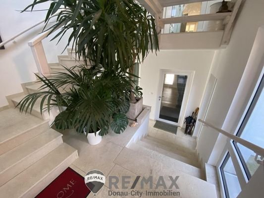 32 Foyer mit Abgang zur Wohnung