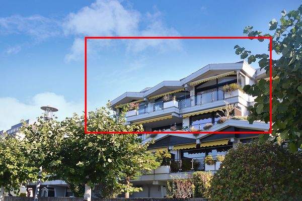 Rückansicht  mit großzügiger Terrasse