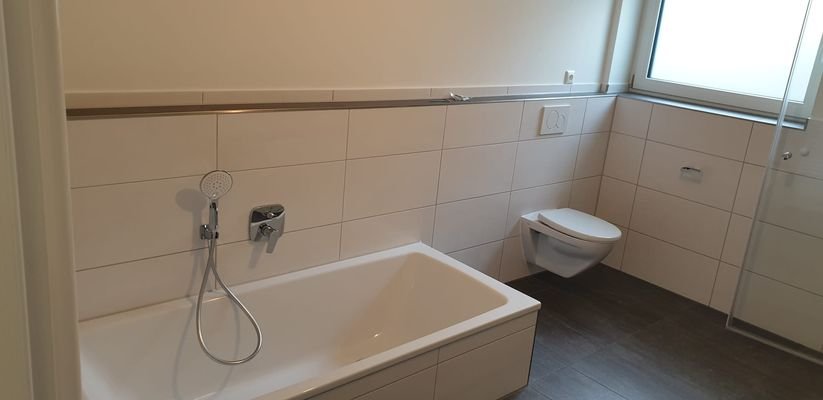 Bad m. Wanne u. WC.jpg