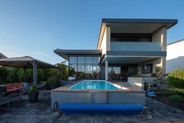 Hausansicht mit Pool