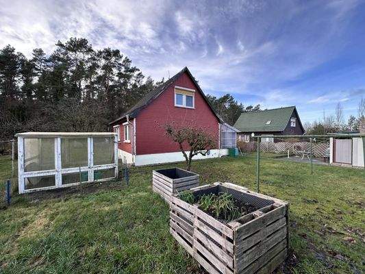 Grundstück mit Gewächshaus und Hochbeeten