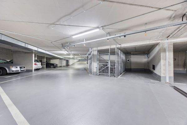 Stellplatz und Motorradbox direkt nebeneinander – praktisch und sicher