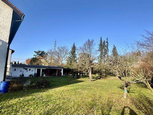 Garten mit Nebengebäuden