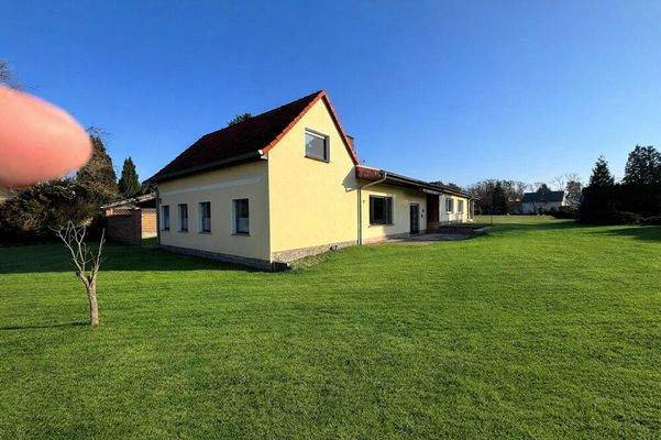 Gelbes Haus im grünen Garten