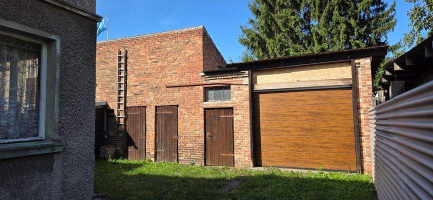 Nebengelass mit Garage