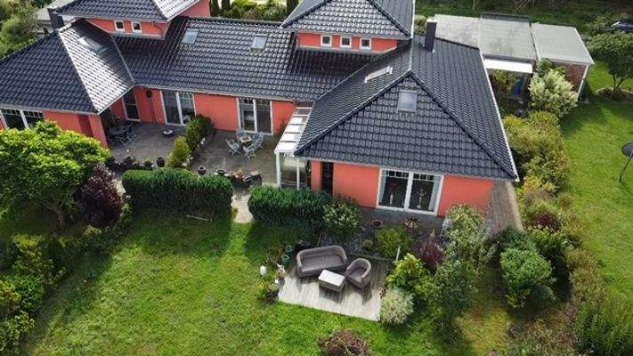 Haus-rechte-Hälfte-Hofansicht