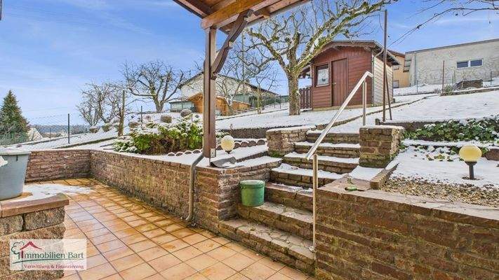 überdachte Terrasse und Gartenhaus