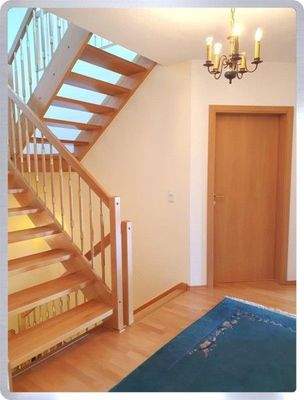 Treppenhaus mit Vollholztreppe