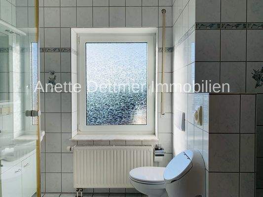 Tageslichtbad mit Wanne und Dusche